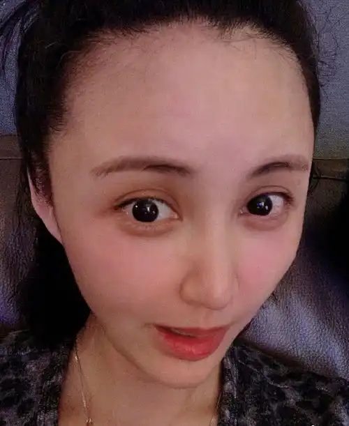 张歆艺晒自拍,大眼睛尖下巴,一个细节更是让网友替小宝宝担忧