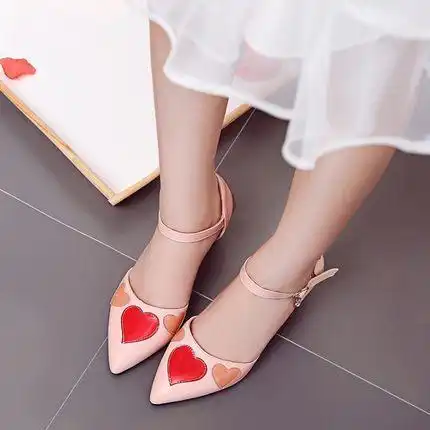 浅口高跟鞋设计别致,浪漫唯美,尽显婀娜风情