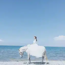 你卷起千层海浪我躲也不躲往里闯