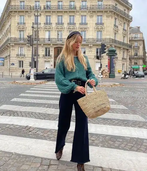 穿毛衣最好学学法国女人,看着普通的毛衣,轻松搭配出文艺范