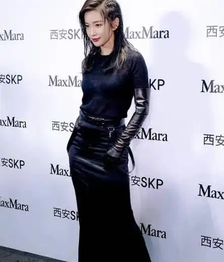 李冰冰油头造型亮相活动,一身黑,展露水蛇腰,化身性感女特工