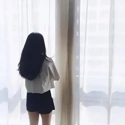 小伙网上炫富,无奈两个女子摸着网线爬到家里