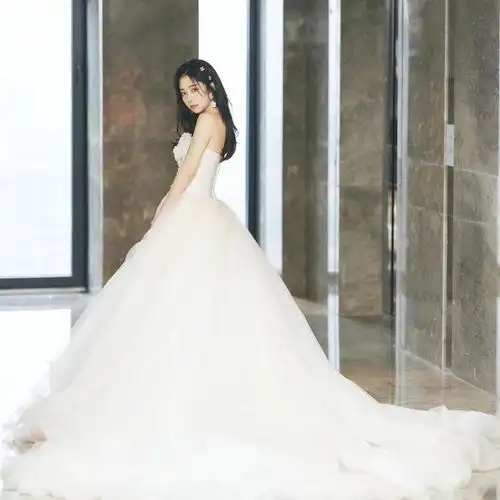 微博之夜女星造型赵丽颖穿奢牌,金晨红裙艳压,鞠婧祎腰细瞩目