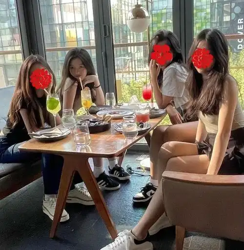 李亚鹏真是好继父祖孙三代聚餐不忘带窦靖童,冷落李嫣满脸不悦