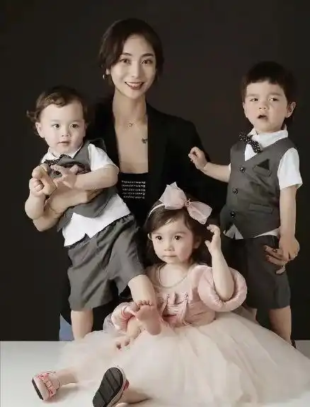 她,30岁未婚生下混血儿3胞胎,独自带娃活得漂亮