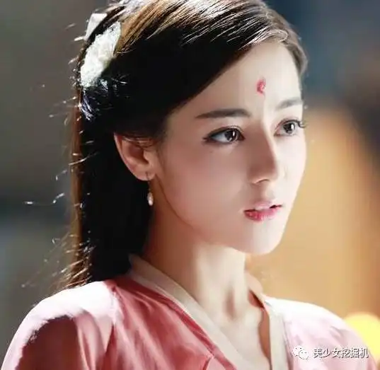 这个美少女花百万整成迪丽热巴,然而