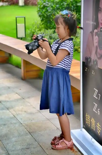手拿单反相机专注在不同场景中的美女摄影师们41图
