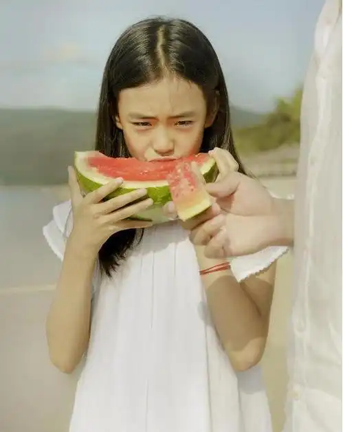 有一种颜值叫佟大为女儿,12岁就撞脸王祖贤,堪称最美星二代