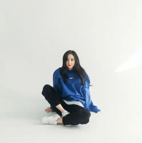 一身豆沙粉卫衣化身元气少女,挺时髦,穿出一种新境界赞叹不已