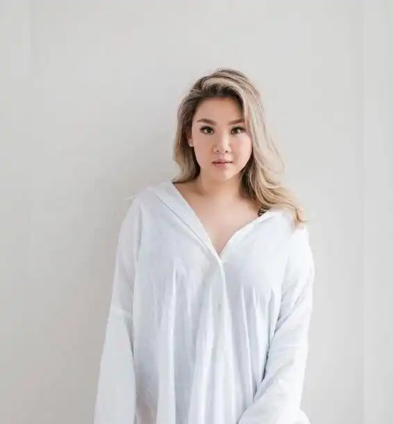 90公斤女孩到底美不美郑欣宜穿白色飞袖裙简约精致,胖得很幸福