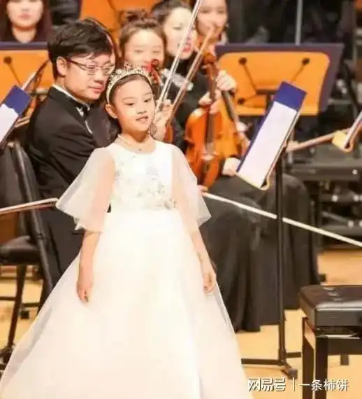 甜馨长相开挂气质宛若大家闺秀,李小璐非常很擅长富养闺女