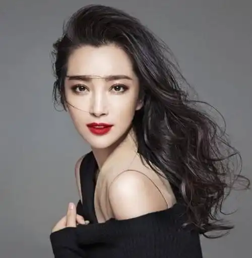 47岁李冰冰成功扮嫩,t恤运动裤时髦显瘦,优雅气质让人着迷