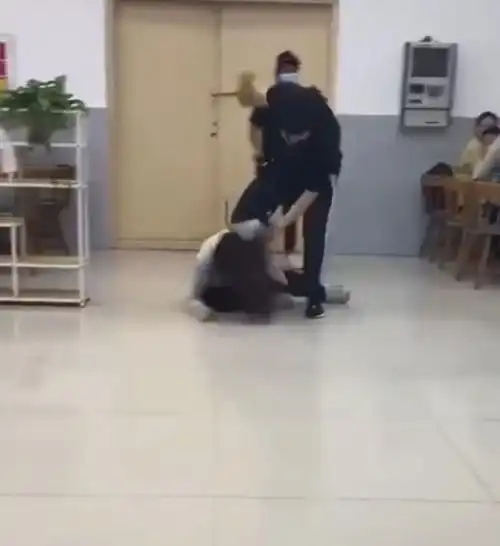 江苏师范大学食堂打人女生先动手,男子重拳还击,起因曝光