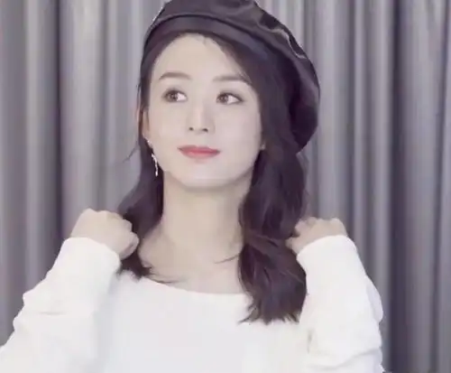 32岁赵丽颖依旧少女穿卡通毛绒套装侧颜绝美,高颜值哪像生过娃