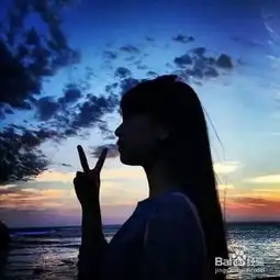 女人伤感黑白背影头像不