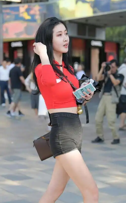 随性自然的打底裤穿搭富有时尚感,体现美女娇柔的姿容,高挑显瘦