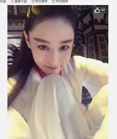 张馨予晒古装美照怀抱小狗比剪刀手卖萌组图