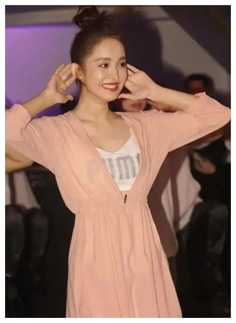 古力娜扎领跳广场舞扭腰翘腿不忘搞怪,高冷女神终于接地气了