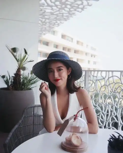 说她美出了上世纪港星的韵味,不过分吧