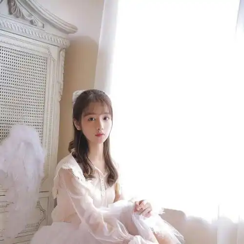 她走的唯美公主风格,年纪轻轻就有很多人追求她