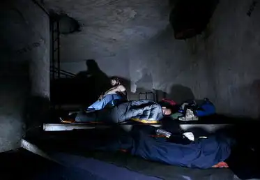 英美女摄影师为拍完美照玩命