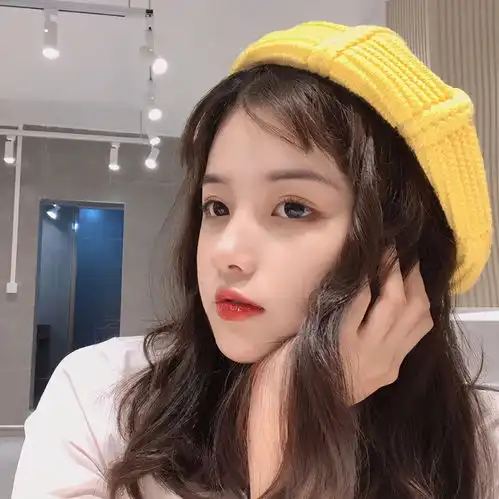 幽默笑话朋友见一千娇百媚,婀娜多姿的美女在路边抹泪