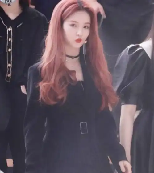 硬糖少女车展活动图,王艺瑾依旧甜美,赵粤可爱,刘些宁美成门面担当