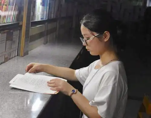 15岁女孩考上北大,身世背景令人唏嘘,寒门出贵子照进现实