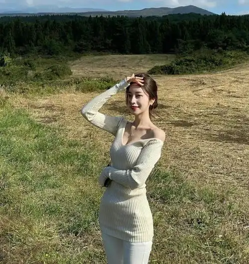 街拍美女,白皙美女穿深v领口,性感美丽的身材高挑性感