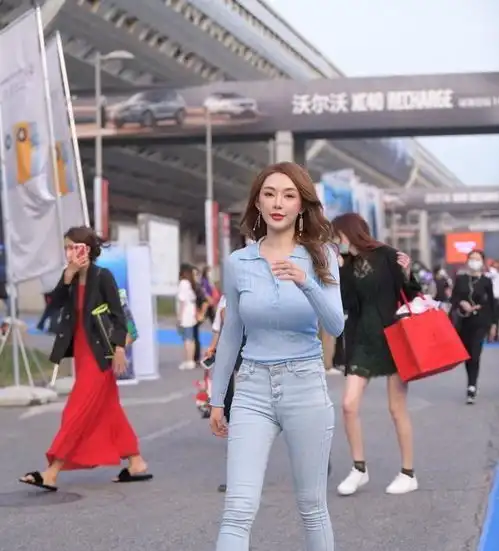 苹果型身材别担心,只要搭配得当,这样穿青春时尚又显高