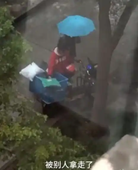 快递小哥雨中暴哭20分钟生活不易,我劝你善良