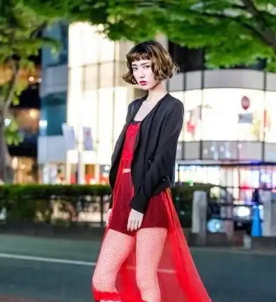 街拍时尚清新美女,迷人有魅力,网友没钱养不起啊