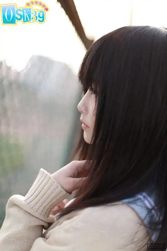 学院少女cos金毛大眼妹与你独处教室
