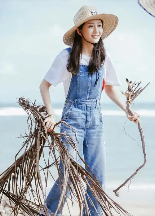 夏日穿白t恤不要再配阔腿裤了,学王鸥配背带裤,减龄不止10岁