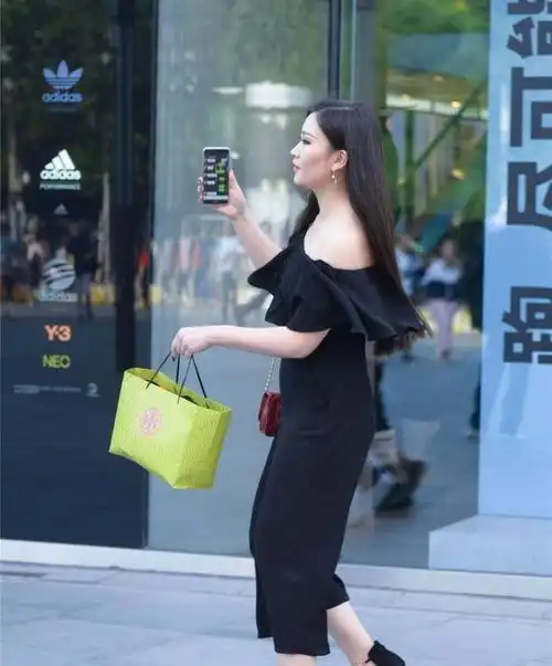 搭配打底裤最是方便省心,浪漫复古又有点华丽,堪称示范模板
