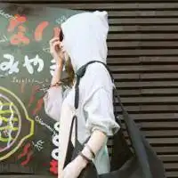 唯美女生带帽子头像背影微信头像图片大全