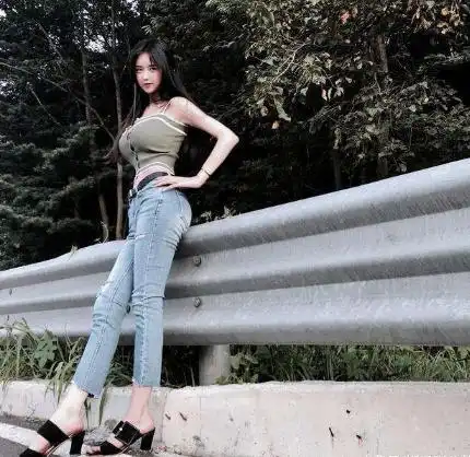 街拍白皙成熟范的时尚美女,飘逸灵动优雅可人
