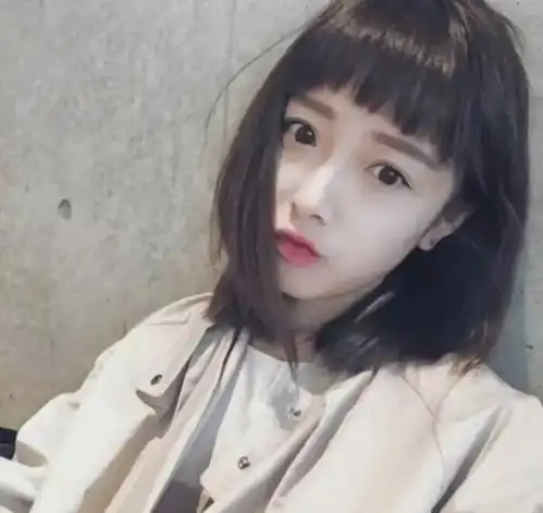 圆脸戴眼镜的女生适合什么发型