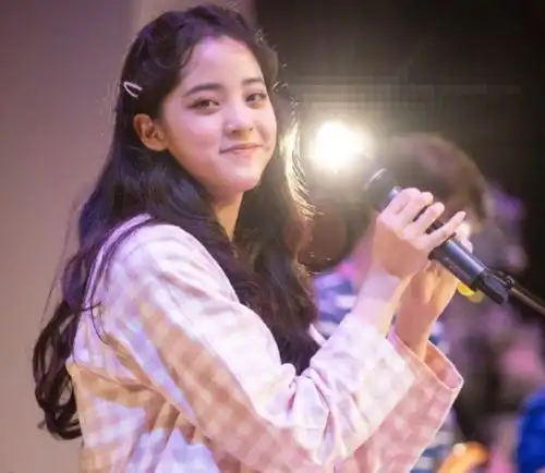 欧阳娜娜开睡衣趴,粉丝却被身旁绿发女生吸引,原来是老熟人