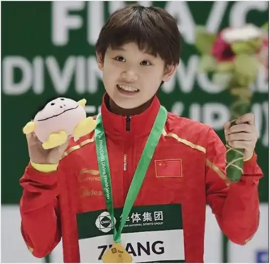 台上slay全场摘金,台下要芭比娃娃,被这对00后小花萌到了