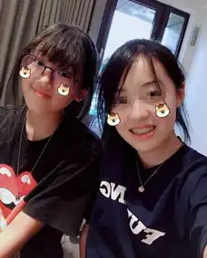 贾静雯女儿梧桐妹晒十年前旧照,大眼睛抿嘴笑,自夸小时候更可爱
