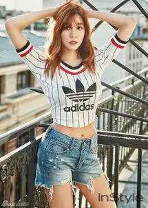 组图少女时代tiffany游巴黎清新裤装帅萌