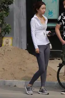街拍外穿灰色紧身打底裤的美女,从背影看真的是超级女神