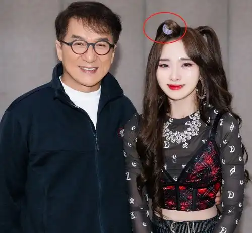 成龙与硬糖少女合照曝光,表情管理过于标准,我却被nene头饰吸引