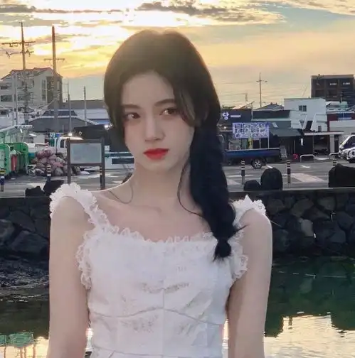 理性讨论鞠婧祎有没有做玻尿酸丰肩
