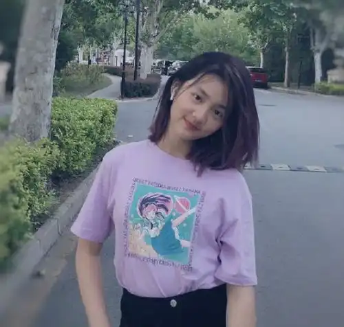 黄磊15岁女儿长大了颜值水灵长腿纤细吸睛,身高已看齐何炅