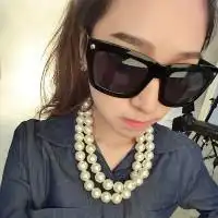 求成熟戴墨镜美女图片