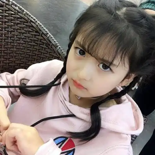 8岁女孩撞脸杨幂,看到妈妈后真相了