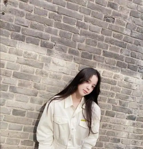 欧阳娜娜出街私服,一袭白色涂鸦连体裤简约时尚,真是又酷又甜