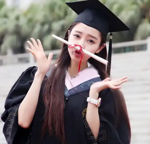上戏00后女生因三观正走红,拥有一张初恋脸,笑容颇具感染力